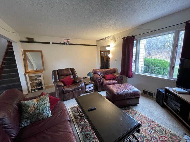 Building Photo - AVAILABLE JUNE - 5 Bed 2 Bath w/Beautiful ...