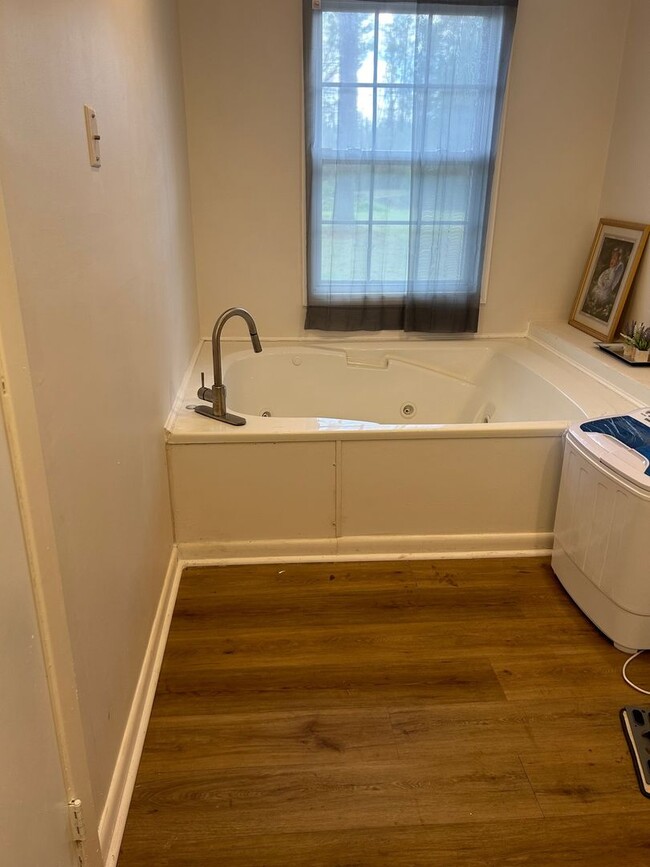 Building Photo - 3 Bedroom Single Family Home in Adel
