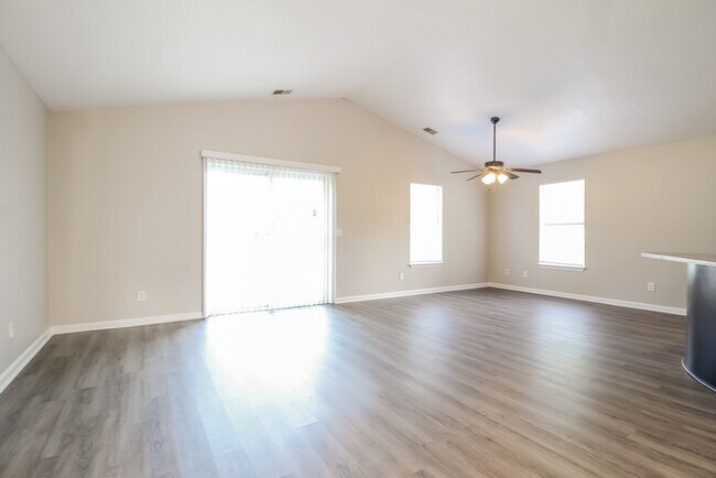 Foto del edificio - 421 Raspberry Ln