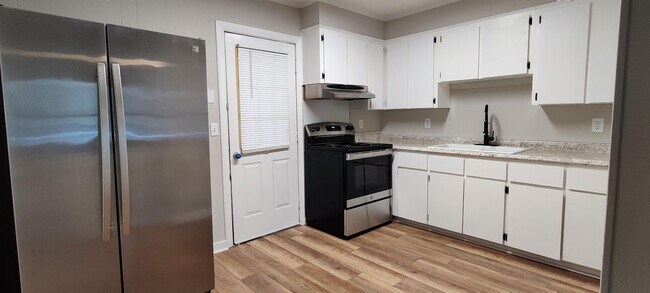Foto del edificio - 2331 Larkin Ave