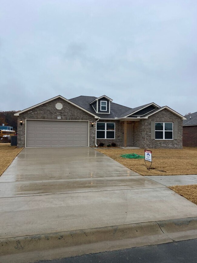 Building Photo - *Pre-leasing* Four Bedroom | Two Bathroom ...