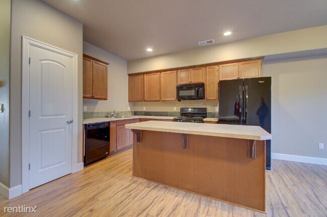 Building Photo - 3 br, 2.5 bath Townhome - 37985 Killarney St