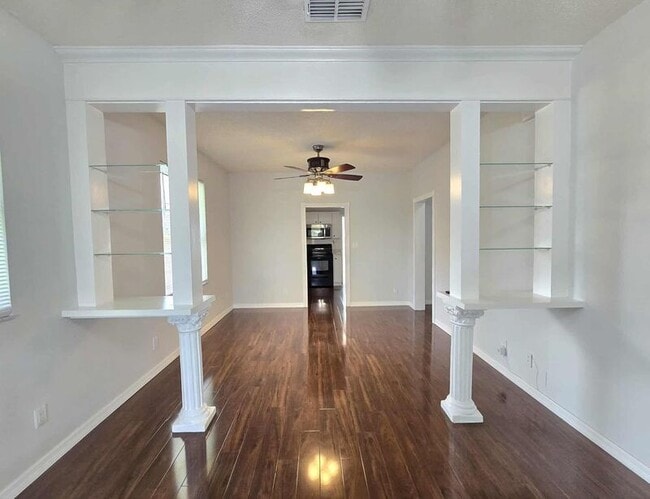 Building Photo - 4005 Clubhouse Rd