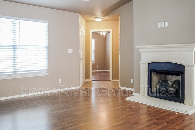 Building Photo - 515 East 147th St S
