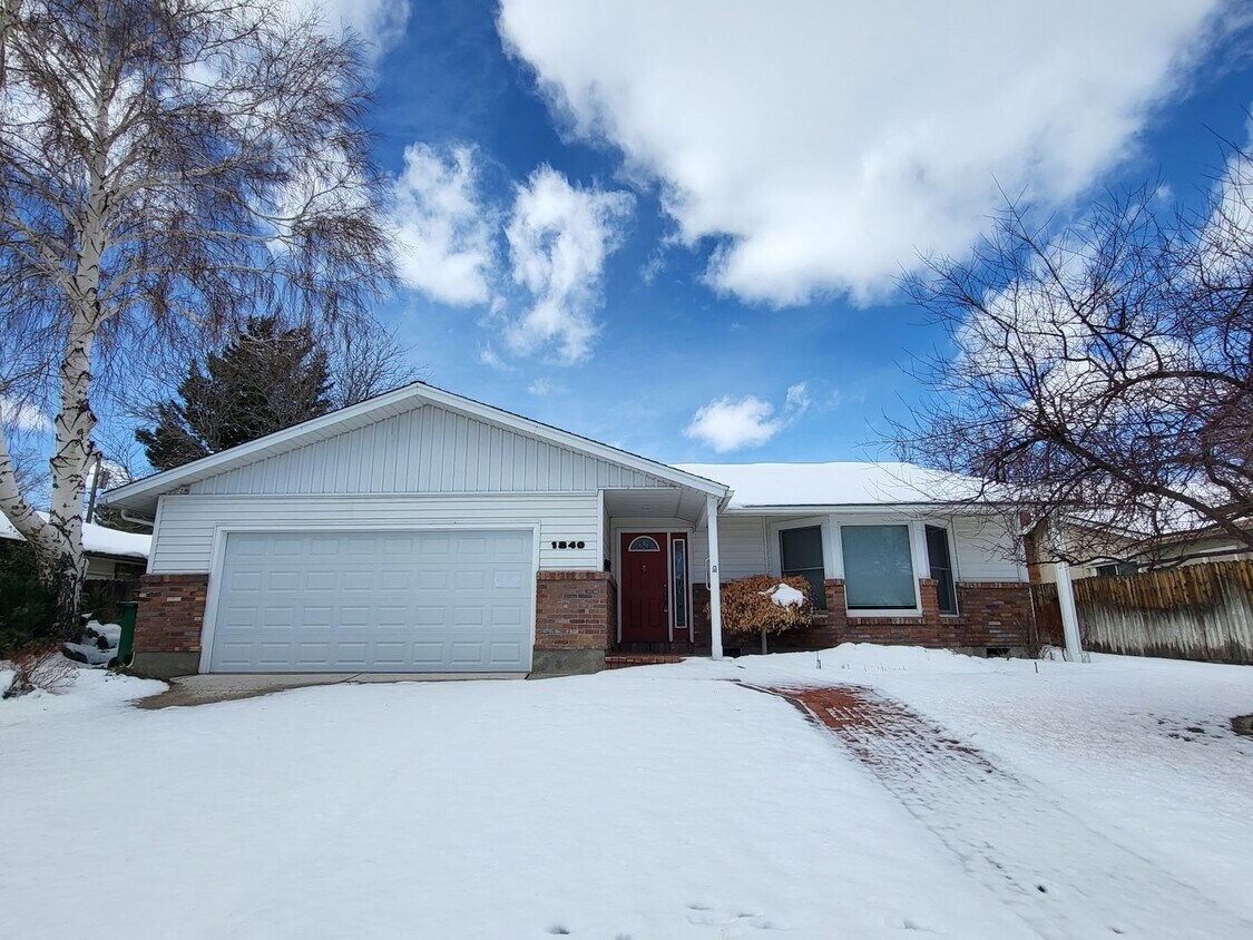 Large House on the West Side of Town 184... House Rental in Carson