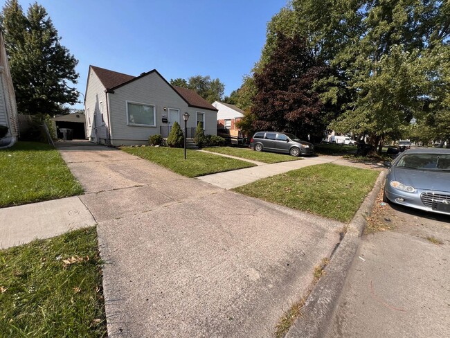 Building Photo - 2 bedroom/1bath ranch in Harper Woods - $1...