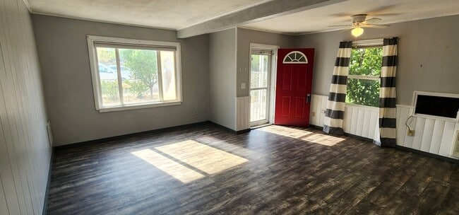 Building Photo - 122 Ginkgo St S