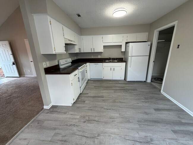 Foto del edificio - Ridgewood Subdivision Gem: 3-Bedroom Home with Fenced Yard.