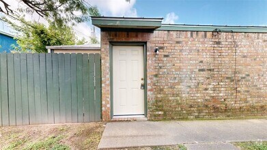 Building Photo - 725 Peppertree Dr