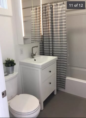 Large bathroom w/ tub - 406 Chenery St