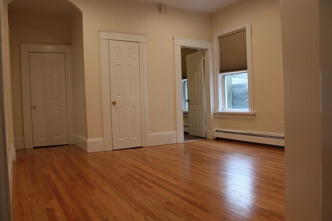 Building Photo - 586 Freeport St