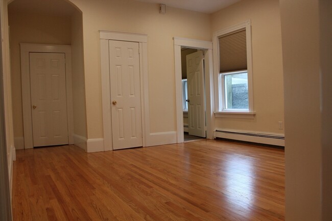 Building Photo - 586 Freeport St