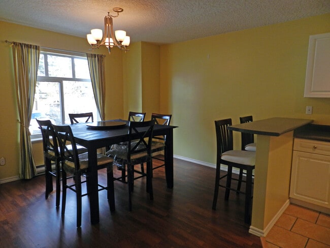 Dining area and Breakfast Peninsula - 710 Massie Dr