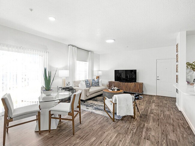 Sala de estar renovada con concepto abierto - Wilshire Place