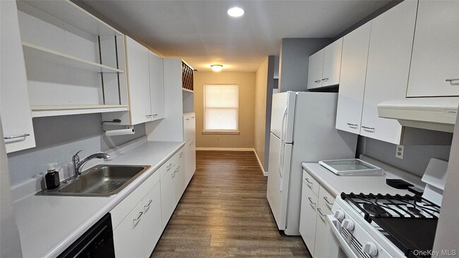 Building Photo - 806 Lenox Rd