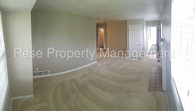 Building Photo - 9118 S Scirlein Dr