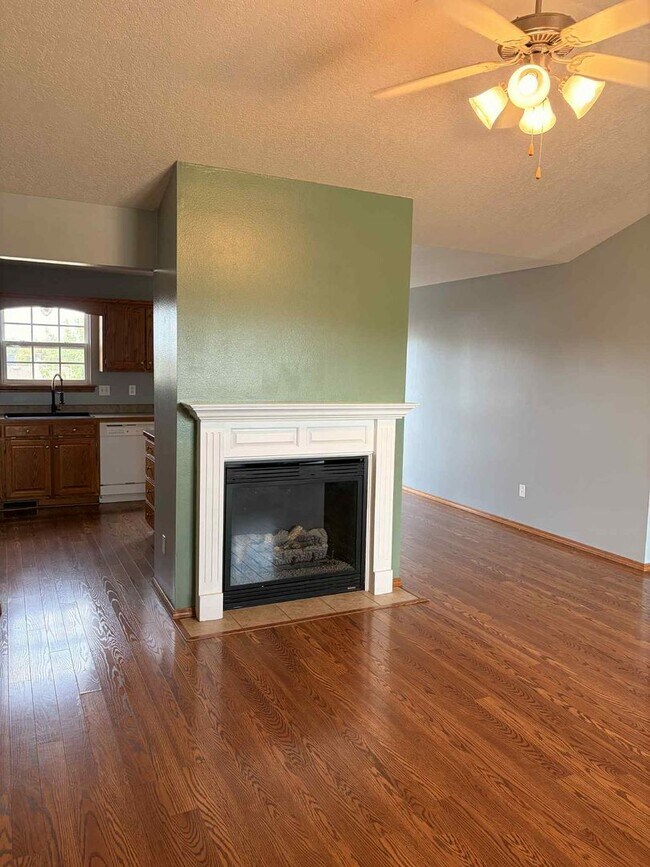 Building Photo - WELCOME TO THIS CHARMING 3 BEDROOM / 2 BAT...