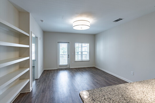 1BR, 1BA - 750SF - Dining Room - The Duke Metrocenter