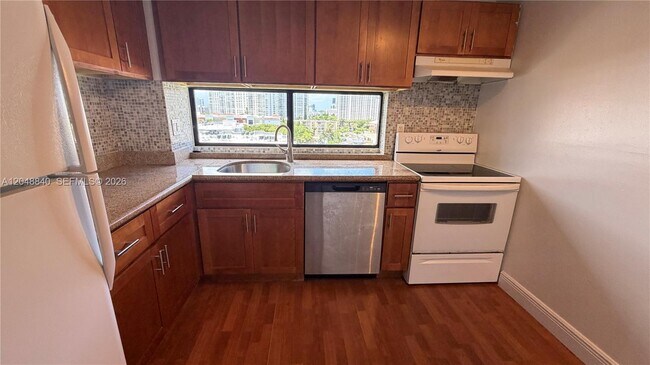 Foto del edificio - 17021 N Bay Rd