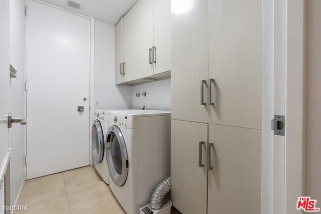 Building Photo - 1 br, 1 bath Condo - 9255 Doheny Rd Apt 2003