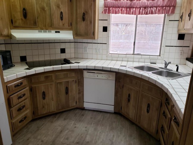 Building Photo - 864 Spruce Ave.