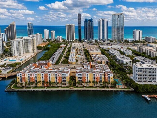 Foto del edificio - 17145 N Bay Rd