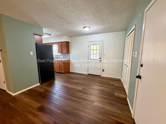 Building Photo - 904 Hillside Dr