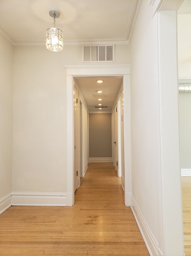 Main Foyer - 5301 N Clark St