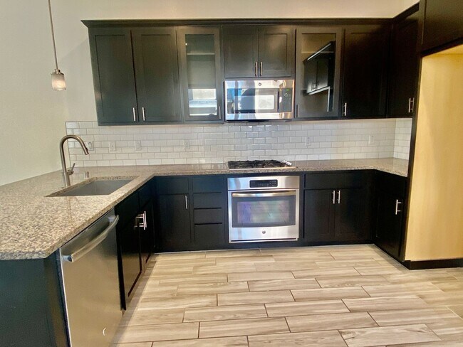 Foto del edificio - AVAILABLE BY 6/19/26. 4 BED, 2.5 BATHS, 1763 SQ FT STAINLESS STEEL APPLIANCES INCLUDED