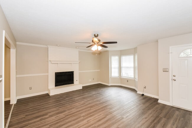 Building Photo - 109 Lone Oak Dr