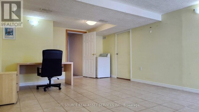 Building Photo - 84 Marilake Dr