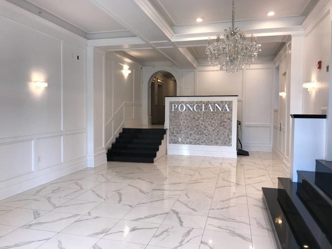 Foto del edificio - Ponciana Apartments: Contemporary Comfort ...