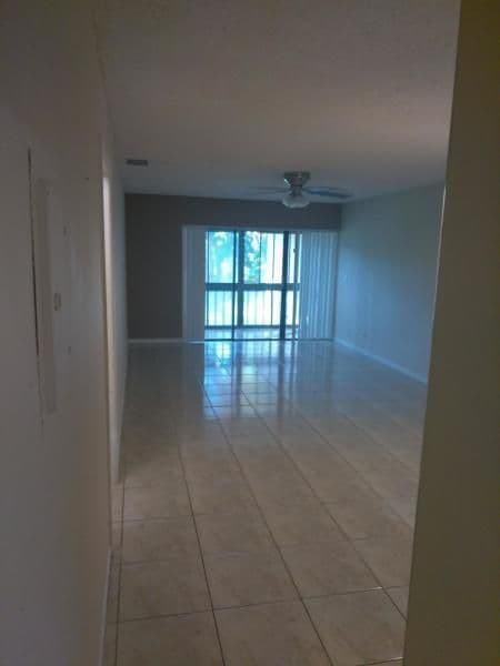 Foto del edificio - 5975 Forest Hill Blvd