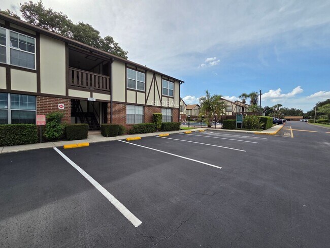 Foto del edificio - Lakefront First-Floor Condo in Camelot by ...