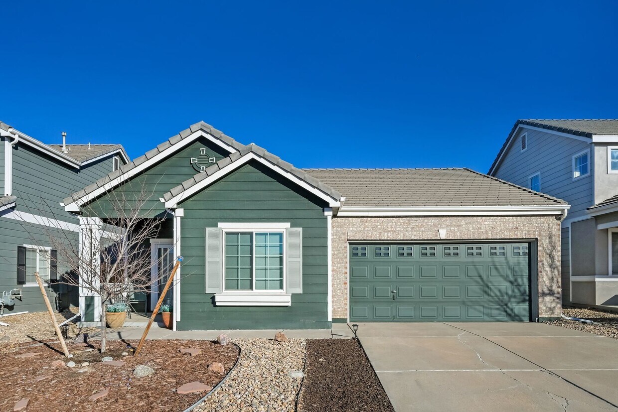 Bright & Airy 3 Bed/2 Bath with Attached Garage - Bright & Airy 3 Bed/2 Bath with Attached Garage