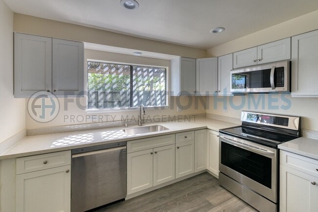 Foto del edificio - Renovated San Marin Townhouse | loft, A/C & 2-Car Garage - FOUNDATION
