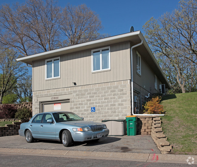 Building Photo - Rosemount Woods