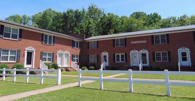 HALLMARK HOMES ADOSADAS - North Point and Hallmark Apartments
