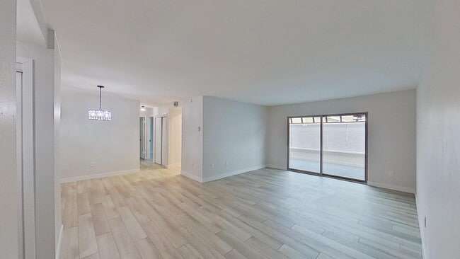 Building Photo - Spacious 2 Bed 2 Bath Condo in Huntington ...