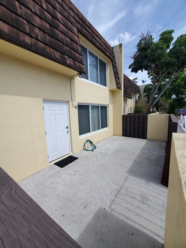 Building Photo - 3652 SW 60th Ter