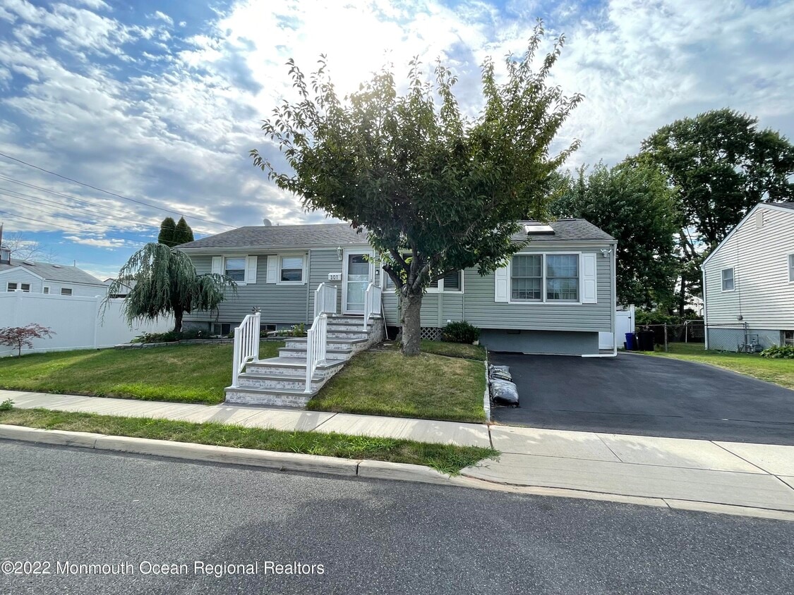 Primary Photo - 301 Arlington Ave