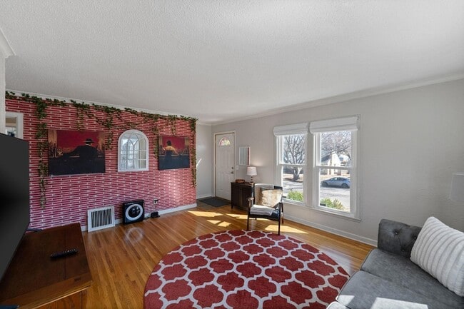 Building Photo - 2901 Zenith Ave N