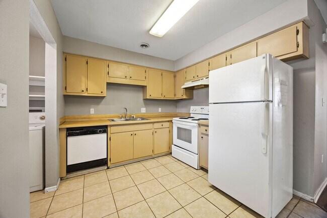 Building Photo - Cozy 2/1 Duplex Near I-49 and U of A