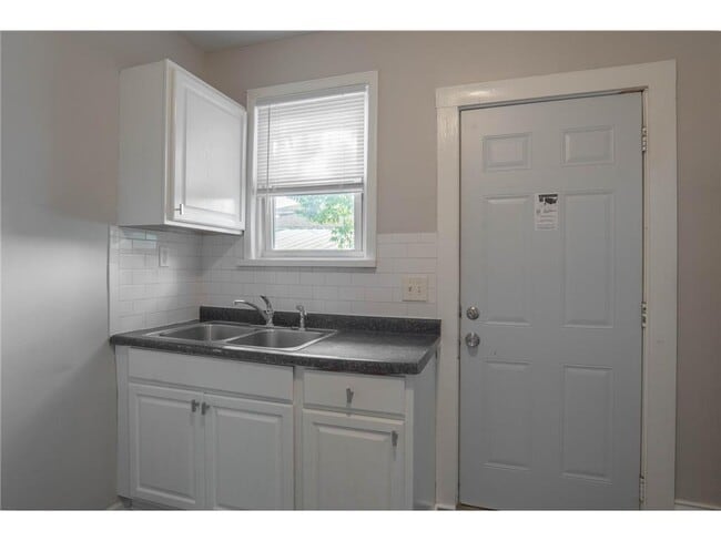 Building Photo - 1002 Lowry Ave N