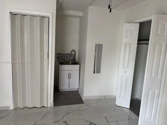 Building Photo - 861 W 32nd St