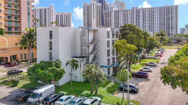 Foto del edificio - 17560 Atlantic Blvd
