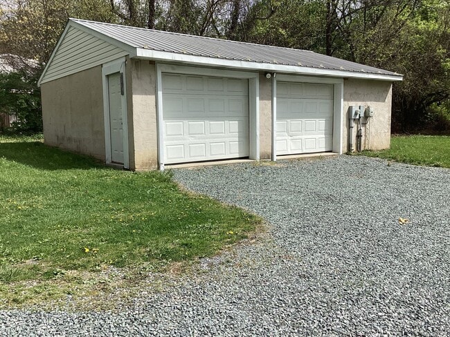 Building Photo - Three Bedroom House