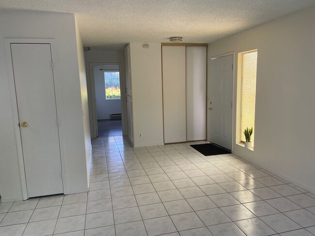 Building Photo - Spacious 2 Bedroom, 1 Bath Apartment w/ 1 ...