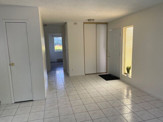 Foto del edificio - Spacious 2 Bedroom, 1 Bath Apartment w/ 1 ...