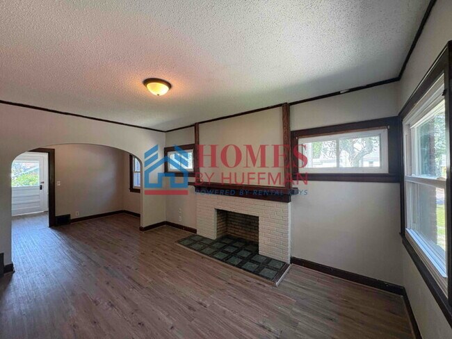 Building Photo - Two Bedroom House | Large Back Yard